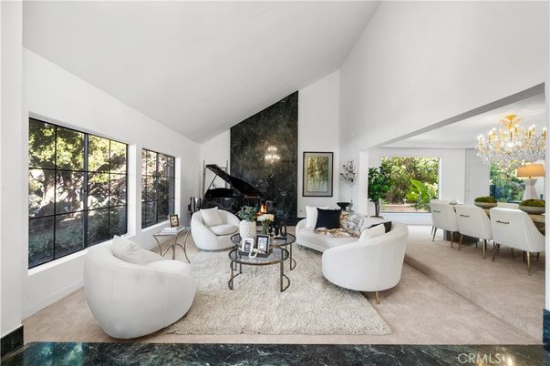 Chandelier, Dining room, Interior, Living room, Piano