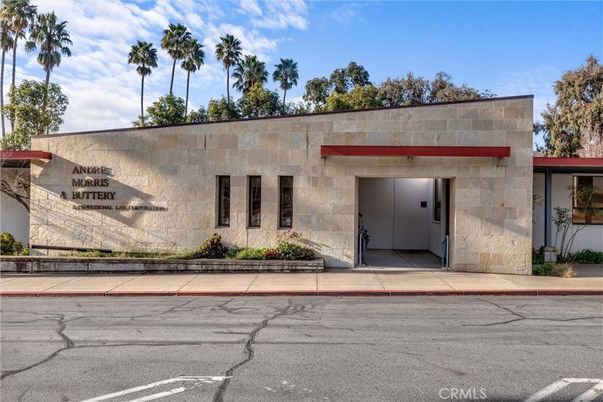 Exterior, Facade, Modern