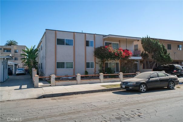 Exterior, Facade, Modern