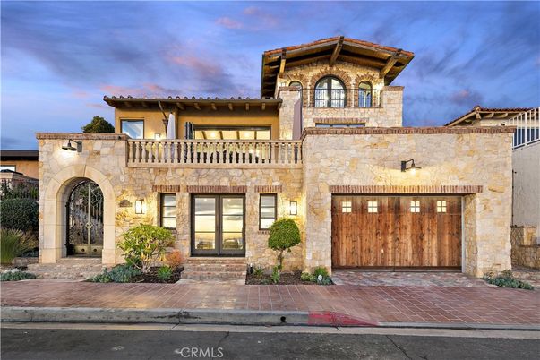 Attached, Exterior, Facade, Mediterranean