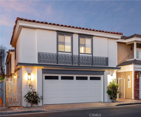 Attached, Exterior, Facade, Mediterranean