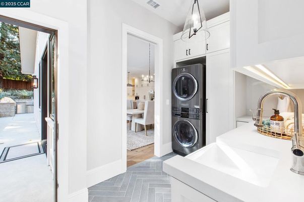 Chandelier, Dining room, Interior, Pendant Lights, Utility Closets, Washer, Wood Texture Flooring