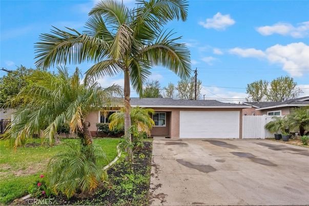 Attached, Exterior, Facade, Ranch