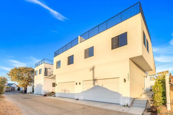 Attached, Exterior, Facade, Modern