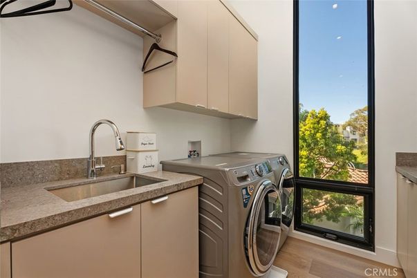 Interior, Washer, Wood Texture Flooring