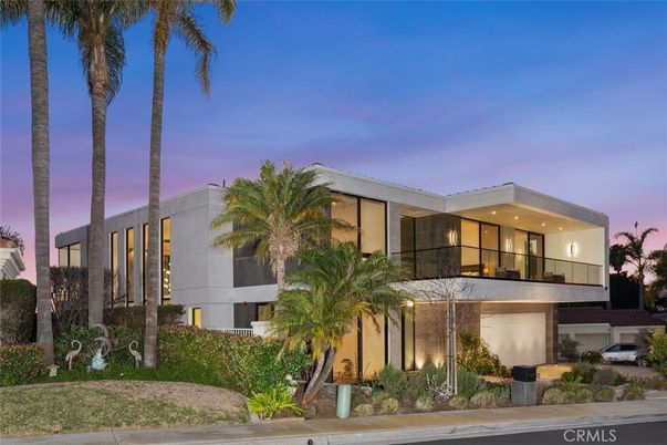 Attached, Exterior, Facade, Modern