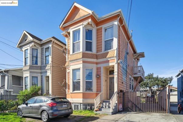 Exterior, Facade, Queen Anne Victorian
