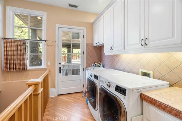 Interior, Washer, Wood Texture Flooring