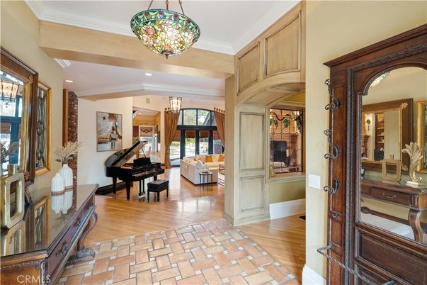 Chandelier, Interior, Pendant Lights, Piano, Recessed Lighting, Wood Texture Flooring