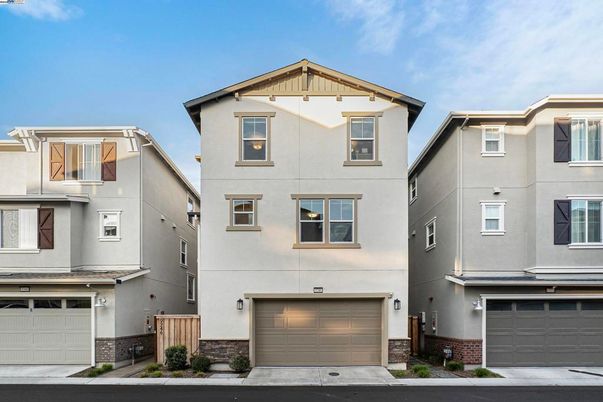 Attached, Exterior, Facade, Rowhouse