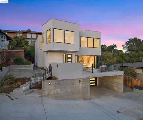 Attached, Exterior, Facade, Modern