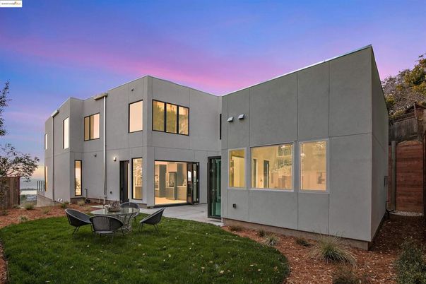 Backyard, Exterior, Facade, Modern