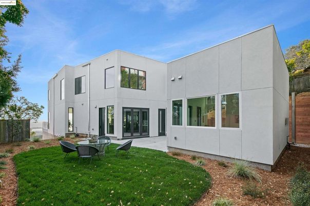 Backyard, Exterior, Facade, Modern