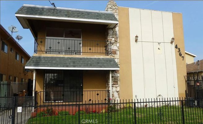 Exterior, Facade, Modern