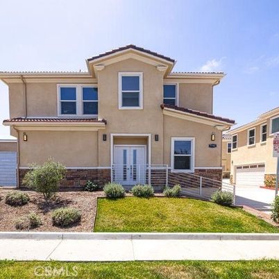Attached, Exterior, Facade, Mediterranean