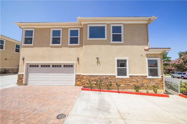 Attached, Exterior, Facade, Mediterranean
