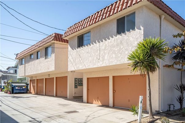 Attached, Exterior, Facade, Mediterranean