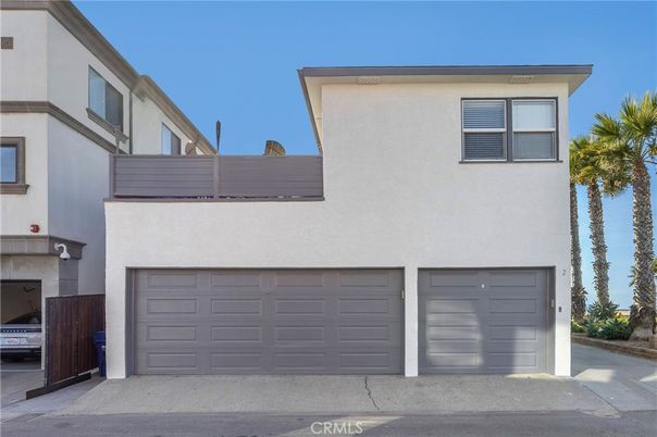 Attached, Exterior, Facade, Modern