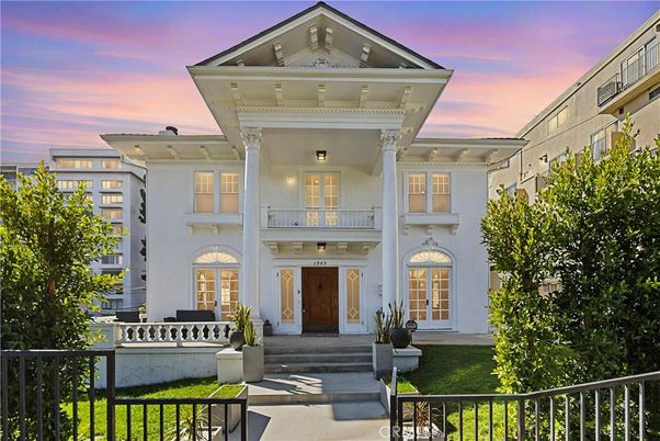 Exterior, Facade, Queen Anne Victorian