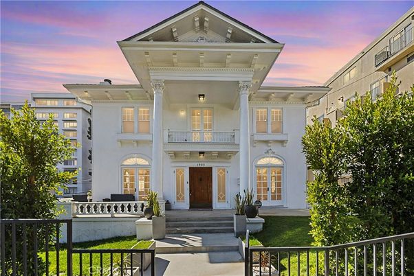 Exterior, Facade, Queen Anne Victorian