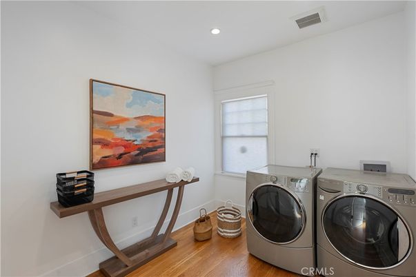 Interior, Recessed Lighting, Washer, Wood Texture Flooring