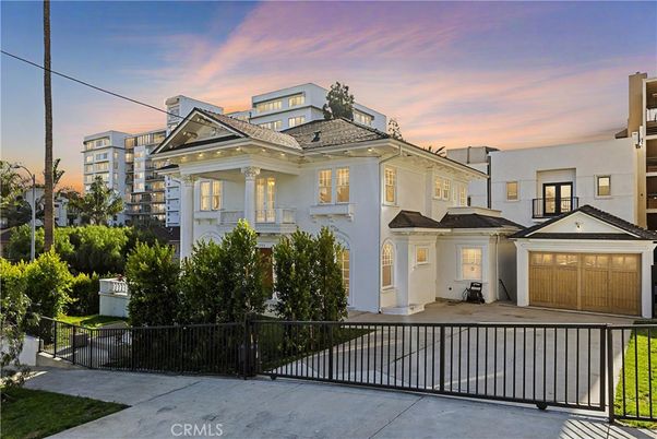 Attached, Exterior, Facade, Mediterranean