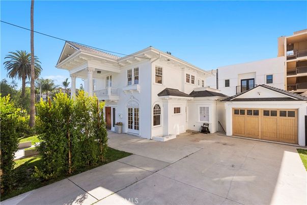 Attached, Exterior, Facade, Mediterranean