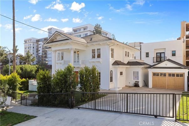 Attached, Exterior, Facade, Mediterranean