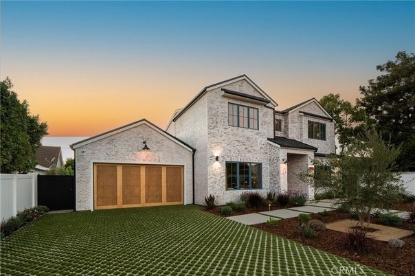 Attached, Exterior, Facade, Brick Traditional