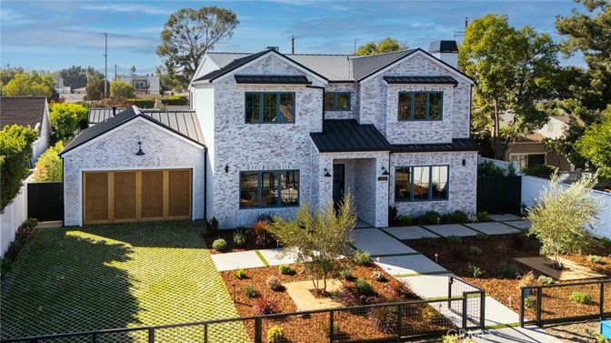 Attached, Exterior, Facade, Brick Traditional