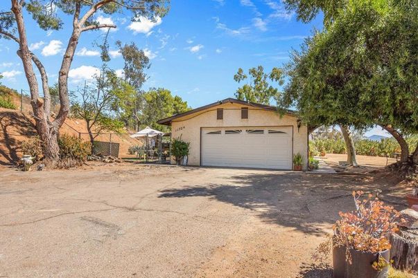 Detached Garage, Exterior