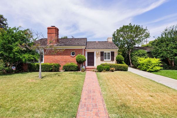 Backyard, Exterior, Facade, Brick Facade, Cape Cod