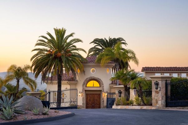 Exterior, Facade, Mediterranean