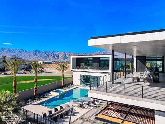 Exterior, Facade, Pool, Modern