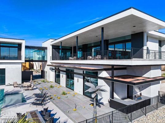Exterior, Facade, Modern