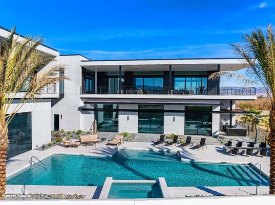 Exterior, Facade, Pool, Modern