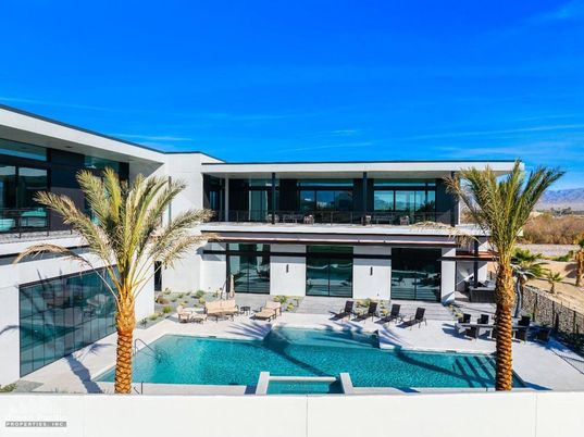 Exterior, Facade, Pool, Modern