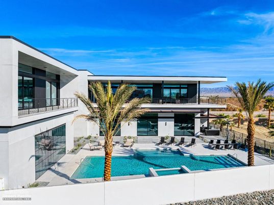 Exterior, Facade, Pool, Modern