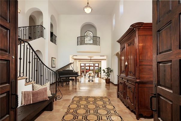 Interior, Piano