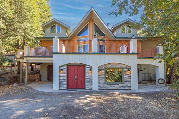 Attached, Exterior, Facade, Farmhouse