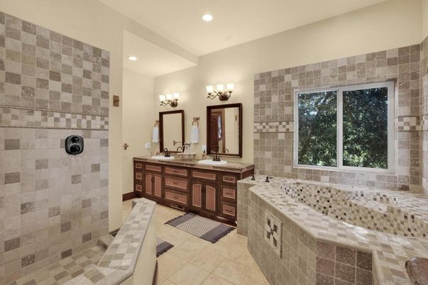 Bathroom, Dual Sink Vanities, Interior, Recessed Lighting