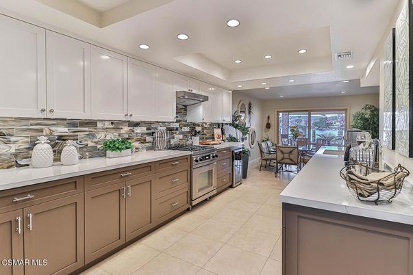 Dining room, Interior, Kitchen, Recessed Lighting, Stainless Steel Appliances