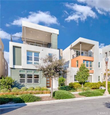 Exterior, Facade, Modern