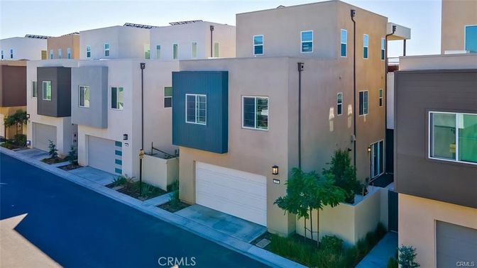 Attached, Exterior, Facade, Modern