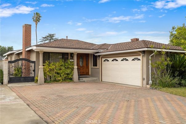 Attached, Exterior, Facade, Ranch