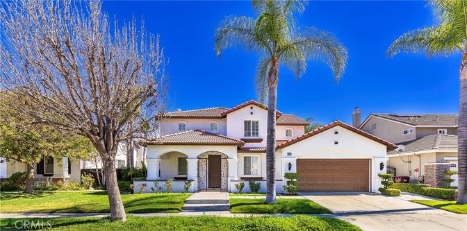 Attached, Exterior, Facade, Mediterranean
