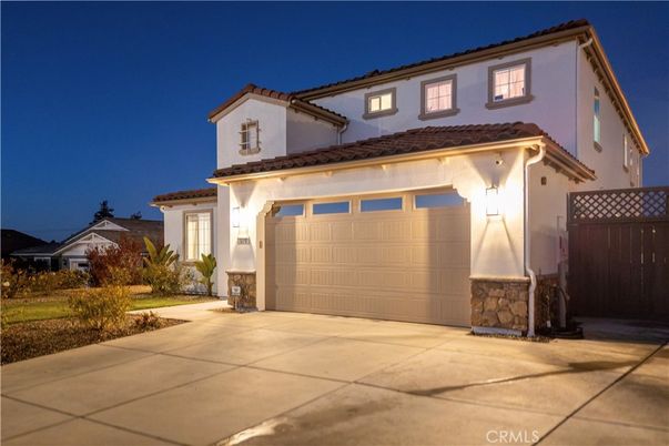 Attached, Exterior, Facade, Mediterranean