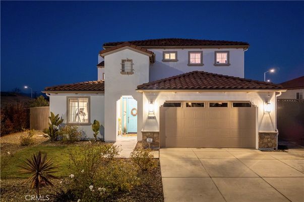 Attached, Exterior, Facade, Mediterranean