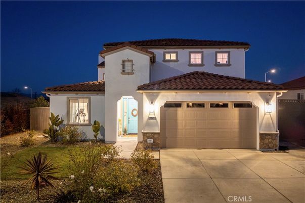 Attached, Exterior, Facade, Mediterranean