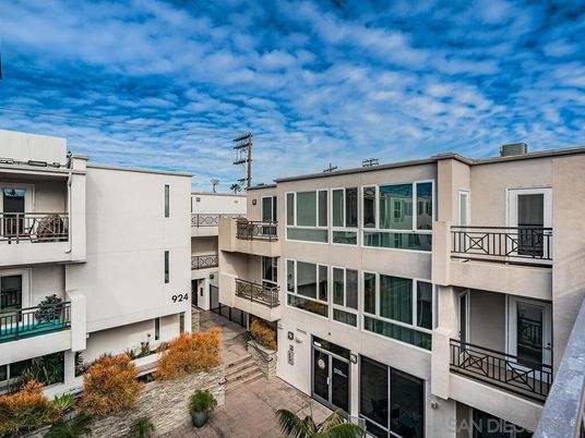 Exterior, Facade, Modern